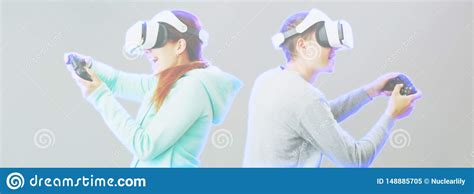 L Homme Et La Femme Avec Le Casque De R Alit Virtuelle Jouent Le Jeu