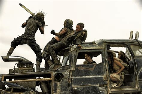 Hallgatag, harcos férfi, aki felesége és gyermeke halála után már csak a megbékélést keresi a vad káoszban. Mad Max - A harag útja