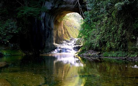 Wodospad Nomizo I Jaskinia Kameiwa W Parku Shimizu Keiryu W Japonii