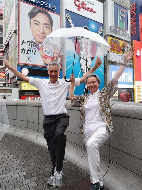 This means that pm lee speaks fluent english, mandarin, and malay. PM Lee Tours Osaka After G20 & Bumps Into Fellow Singaporeans