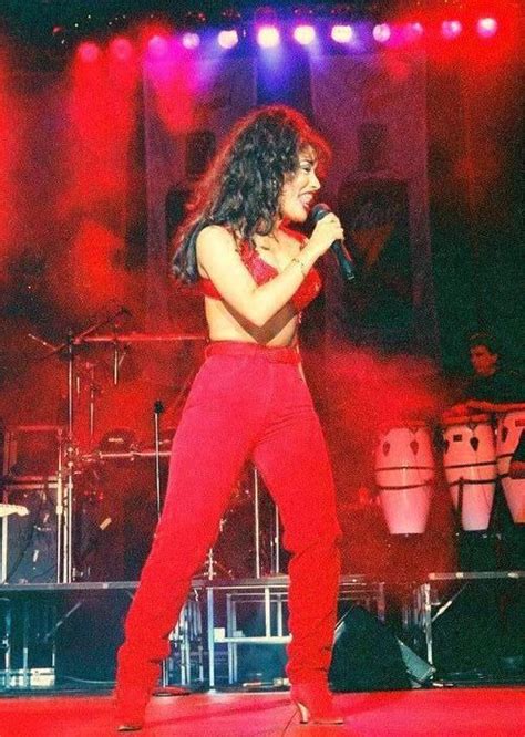 Beautiful Selena Performing In A Classic Outfit Of Hers Selena