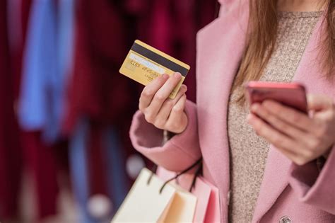 Situasi ini menjadikan pengguna lebih berminat untuk menggunakan kad kredit apabila membuat sebarang pembelian. MOshims: Kebaikan Keburukan Kad Kredit Akpk