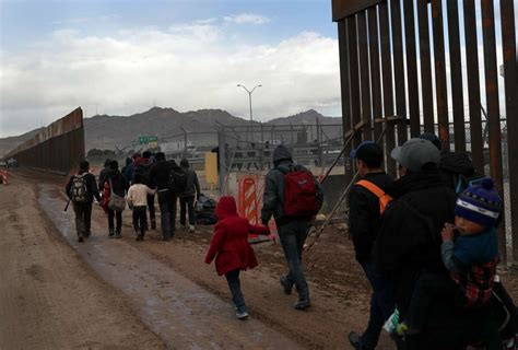 Photos Central American Asylum Seekers Cross Rio Grande To El Paso Border