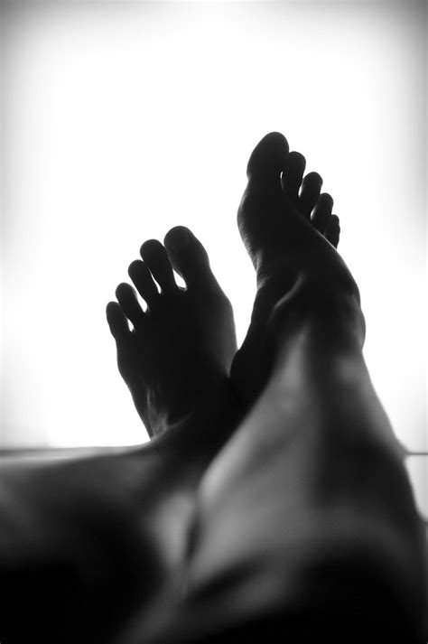 women s feet can tell if she likes you 5 tips on how to know if a woman likes you with her feet