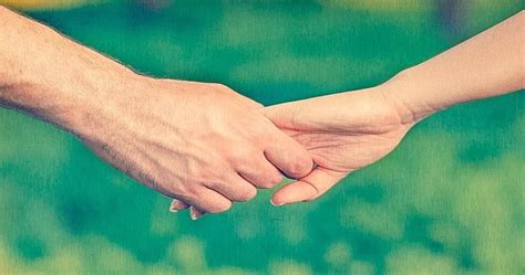 9 Cara Memegang Tangan Pasangan Ini Tunjukkan Karakter Hubunganmu