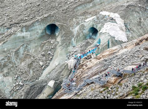 Escaliers à Lentrée De La Grotte De Glace Dans Le Glacier Mer De Glace