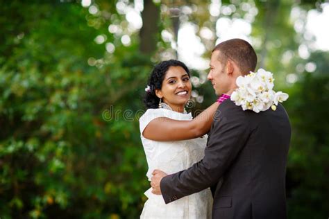 Schöne Indische Braut Und Kaukasischer Bräutigam Im Sommerpark Glückliche Holdingblumen Der