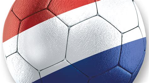 De beslissing van frank de boer om met drie centrumverdedigers te gaan spelen. Ons Almere - EK voetbal verplaatst naar zomer 2021