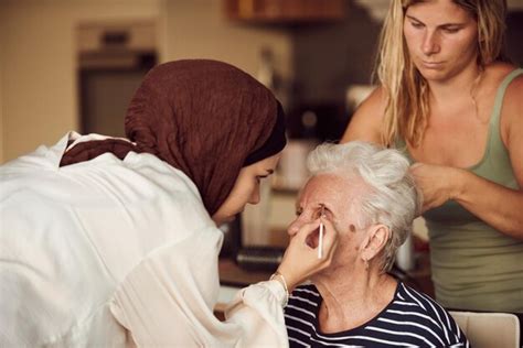 Dans Cette Scène Réconfortante De La Vie Réelle Une Fille En Hijab Et Sa Sœur Se Maquillent