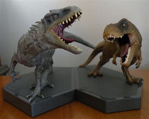 Tyrannosaurus Vs Indominus Jurassic World Limited Edition T Set