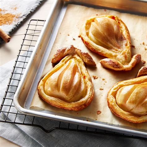 Flaky, buttery puff pastry just tastes fancy, even if it came from the supermarket. Baked Pears in Puff Pastry | Wewalka