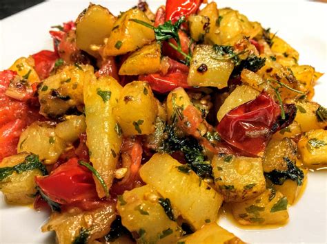 400 g de pommes de terre, 4 fonds d'artichaut conserve ou surgelés, 200 g de haricots verts surgelés, 100 g de salsifis surgelés, 200 g. Recette Poêlée de légumes d'été | Potager City