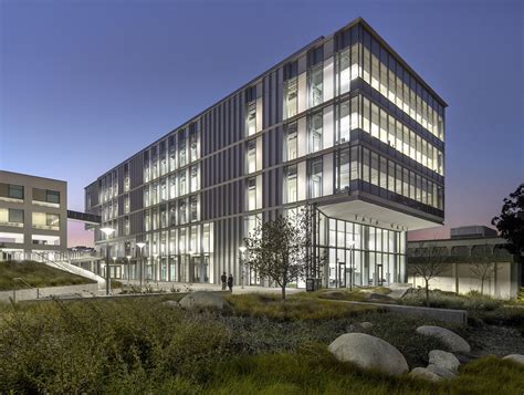 Leed Gold University Sciences Building Uses Modern Glass To Blend With