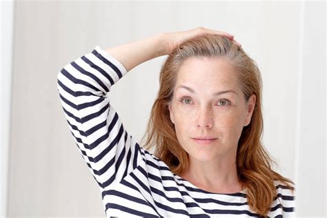 Vrouw laat zien dít gebeurt er als je stopt met het verven van je grijze haarwortels