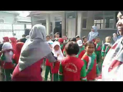 Banyak tempat bermain anak yang tawarkan konsep bermain sambil belajar lho, toppers. Estafet Tepung || Bermain sambil belajar - YouTube