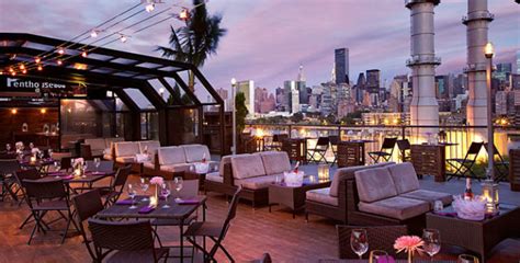 Dj music and fabulous views are the entertainment in this trendy view image. Top 5 Rooftop Restaurants In New York - Love Happens Magazine