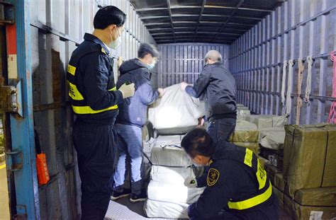 瓦西里耶娃表示，国家隐瞒了新型冠状病毒疫情的真实情况。 她说，他们迫使医生掩盖真实情况，不让他们透露缺乏防护设备问题。 我们的国家处于危险境地。 当局非常愚蠢。 瓦西里耶娃表示，医生在没有佩戴必要防护设备的情况下为患者进行治疗. 拱北海關開闢多口岸綠色通道 助疫情防控物資快速通關進境-香港商報