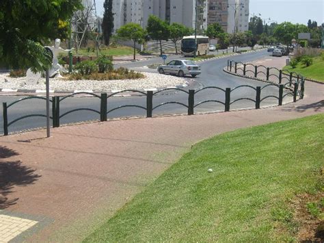 בתי מגורים נפגעו בקריית ענבים ובבית נקופה שליד ירושלים, ורסיסי רקטות נפלו בכביש 1. יהודה גדרות 08-8515777