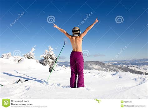 Posição Em Topless Do Esquiador Fêmea No Salto Uma Parte Traseira Foto
