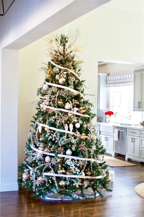 This page will solve that problem! How to Decorate your Christmas tree | Curls and Cashmere