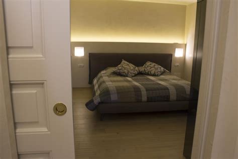 Le mensole in cartongesso sono in tutto e per tutto uguali alle mensole in muratura. Letto in tessuto color grigio-marrone con inserti interni ...