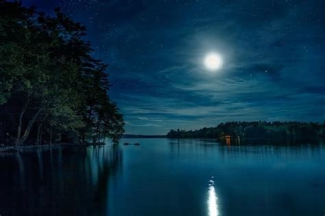 La Luna Iluminando El Lago 76520