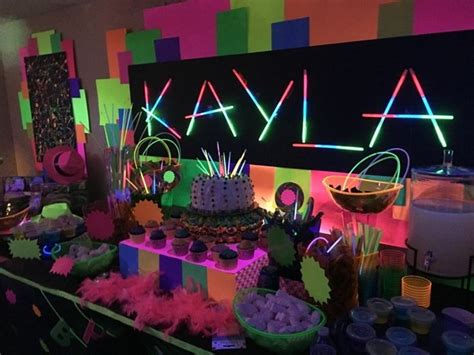 anniversaire fluo party deco table anniversaire 20 ans en 2019 anniversaire néon thème