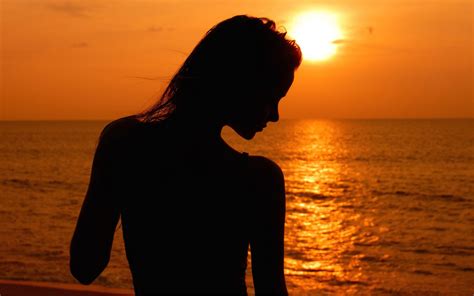 Загрузить обои солнце спина закат силуэт девушка ирина буромских море песок пляж модель