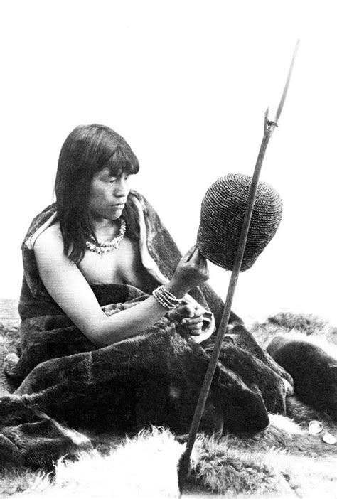 Mujer De La Etnia De Los Yaganes Pueblo Indígena Cultura Mapuche