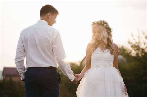 Pareja Casada Cogida De La Mano Foto Gratis