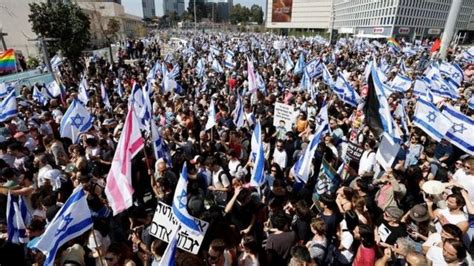 مظاهرات إسرائيل مشاركة نحو 300 ألف متظاهر في تل أبيب احتجاجا على إصلاحات قضائية Bbc News عربي