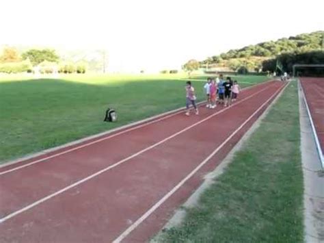 È un salto in estensione in cui, dopo la rincorsa, l'atleta raggiunge l'asse di battuta e salra, cercando di atterrare il più lontano possibile. 2011 09 23 I bambini provano il salto in lungo con la ...