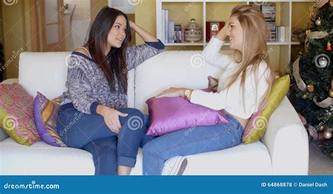 deux filles adorables s asseyant sur le divan et parler photo stock image du détendez canapé