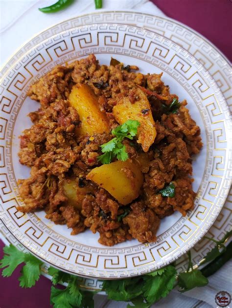 You can enjoy it with rice, spaghetti, pap, e.t.c. Mince Curry With Potatoes - South African Food | EatMee Recipes