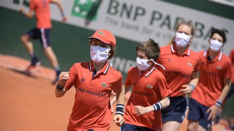 les ramasseurs de balles de roland garros en action fédération française de tennis
