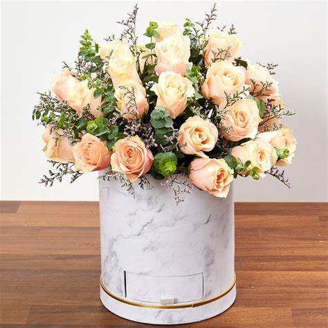 Online Box Of 30 Peach Roses Arrangement T Delivery In Singapore Fnp