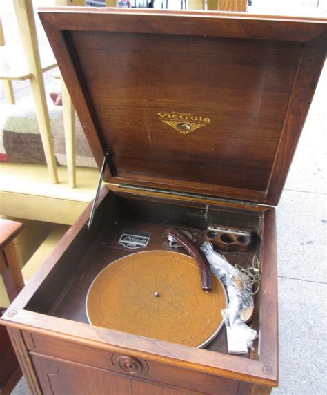 Uhuru Furniture And Collectibles Sold Victrola Hand Crank Record Player