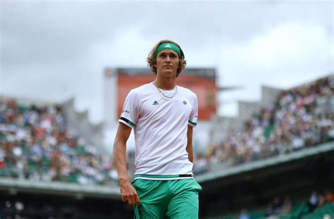 .keenam, alexander zverev, tampil impresif saat memainkan pertandingan perempat final french open 2021. French Open: Alexander Zverev scheidet überraschend aus ...