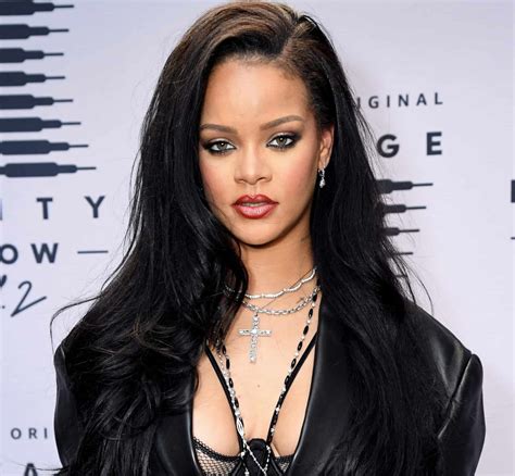 rihanna issues an apology to the muslim community after it s mentioned that a song played during