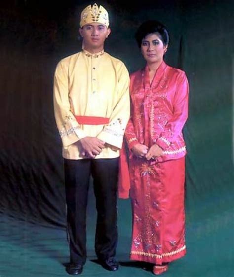 kerajaan kerajaan  indonesia gambar  daftar nama lengkap pakaian adat daerah indonesia