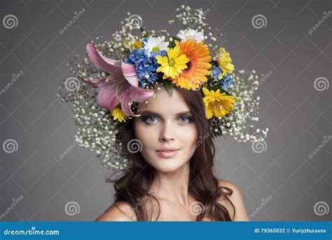 Bella Donna Con La Corona Del Fiore Sulla Sua Testa Fotografia Stock Immagine Di Bellezza