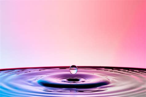 Hintergrundbilder ist die schönste app, die mehr als 1,000,000 hd hintergrundbilder für ihr „windows phone hat. Wassertropfen auf einem bunten hintergrund. | Download der ...