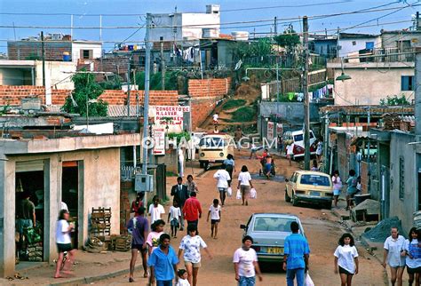 Rua Em Terra Na Favela De Heliópolis São Paulo 1994 Foto De Juca Martins Favelas Cidades