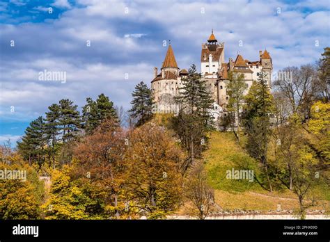 Vista Escénica Del Castillo De Bran En Rumania También Conocido Como El