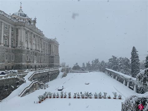 Así disfrutaba la gente del fenómeno ocurrido a menos de 700 kilómetros de misiones. El Palacio Real cubierto de nieve tras la gran nevada de ...