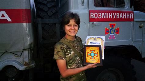 Получила грамоту и памятный подарок от группы разминирования Анна Домбровская