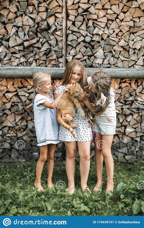 Tres Bonitas Hermanas Adolescentes Jugando Con Gato Rojo Al Aire Libre Paradas Al Fondo De La