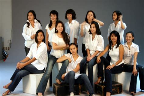 2006년 영화 《가을로》로 춘사대상영화제에서 여우조연상을 수상했고, 2013년 영화 《소원》으로 한국영화평론가협회상 여우주연상을 수상했다. 안정환 부인 이혜원 만난 미코 진 나리 : 네모판