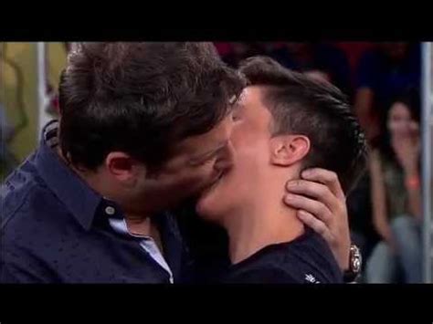 Dois amigos novinhos fudendo no carnaval. VESGO DÁ BEIJÃO DE LÍNGUA EM THAMMY MIRANDA - YouTube
