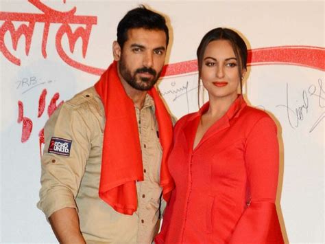 John Abraham Sonakshi Sinha Pay Tribute To Soldiers At India Gate